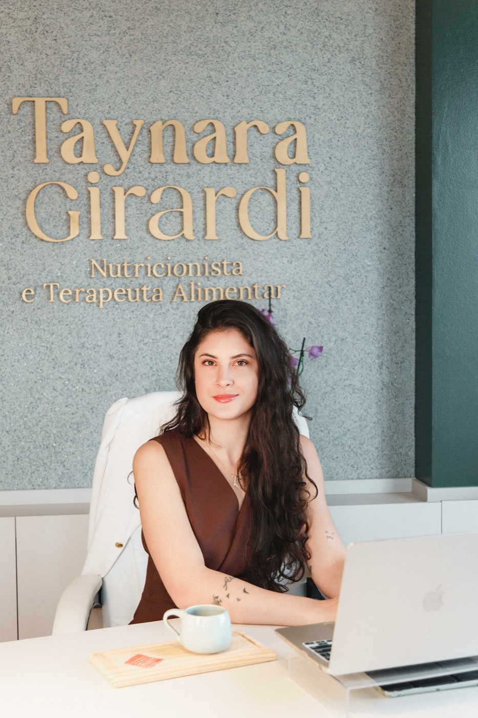Taynara Girardi em seu consultório